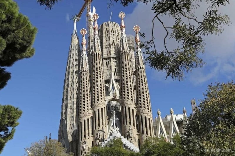 Sagrada Familia Private Tour with Skip-the-Line Ticket 2026 - Book from ...
