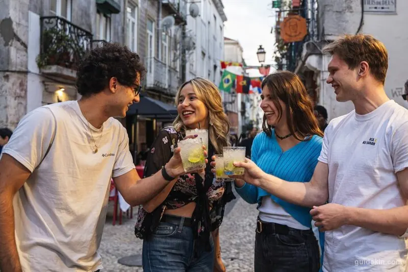 Private Night Bar Crawl in Lisbon with Local Guide and Drinks