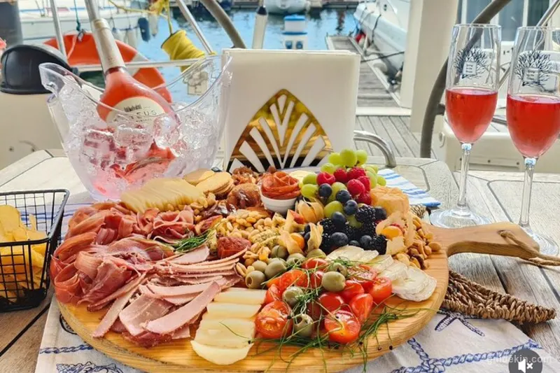 Porto: Wine and cheese tasting on a sailboat on the Douro River 