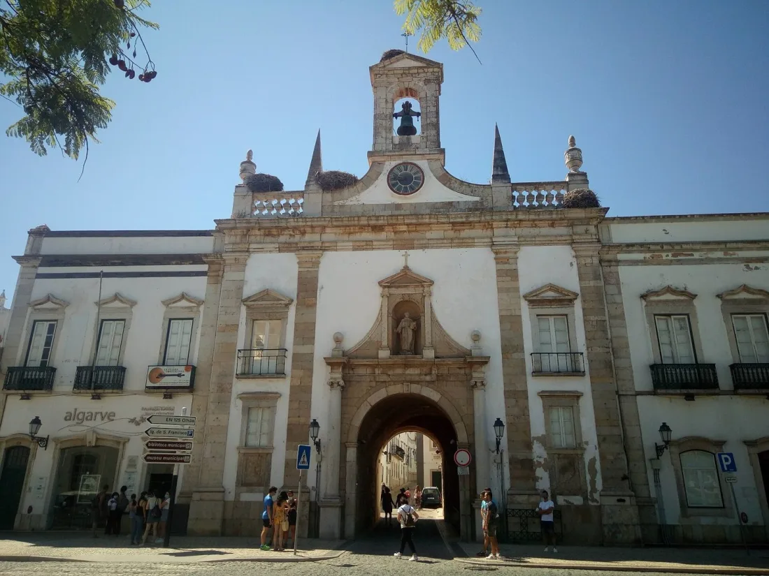 The Arco da Vila gateway into Faro's old town, topped with stork nests
