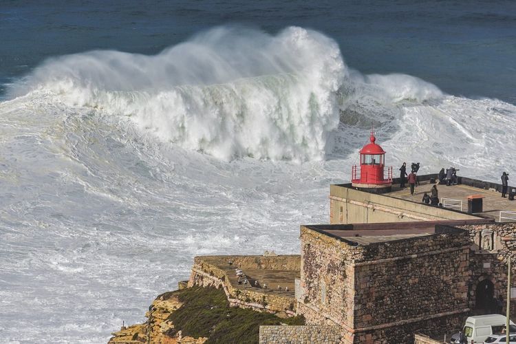 Nazaré Big Waves: Why They're Giant and When to See Them (2026)